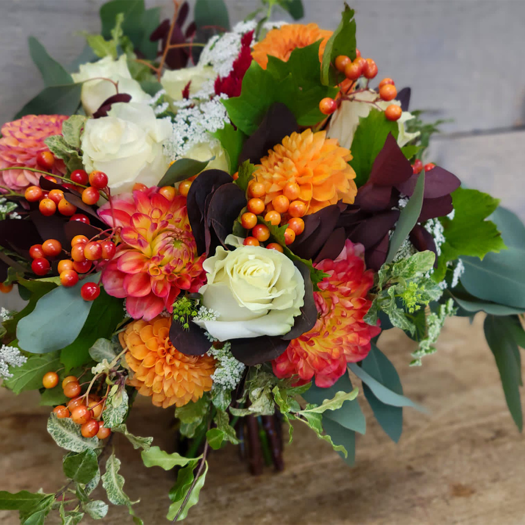 seasonal-table-arrangement-mood-moss-flowers